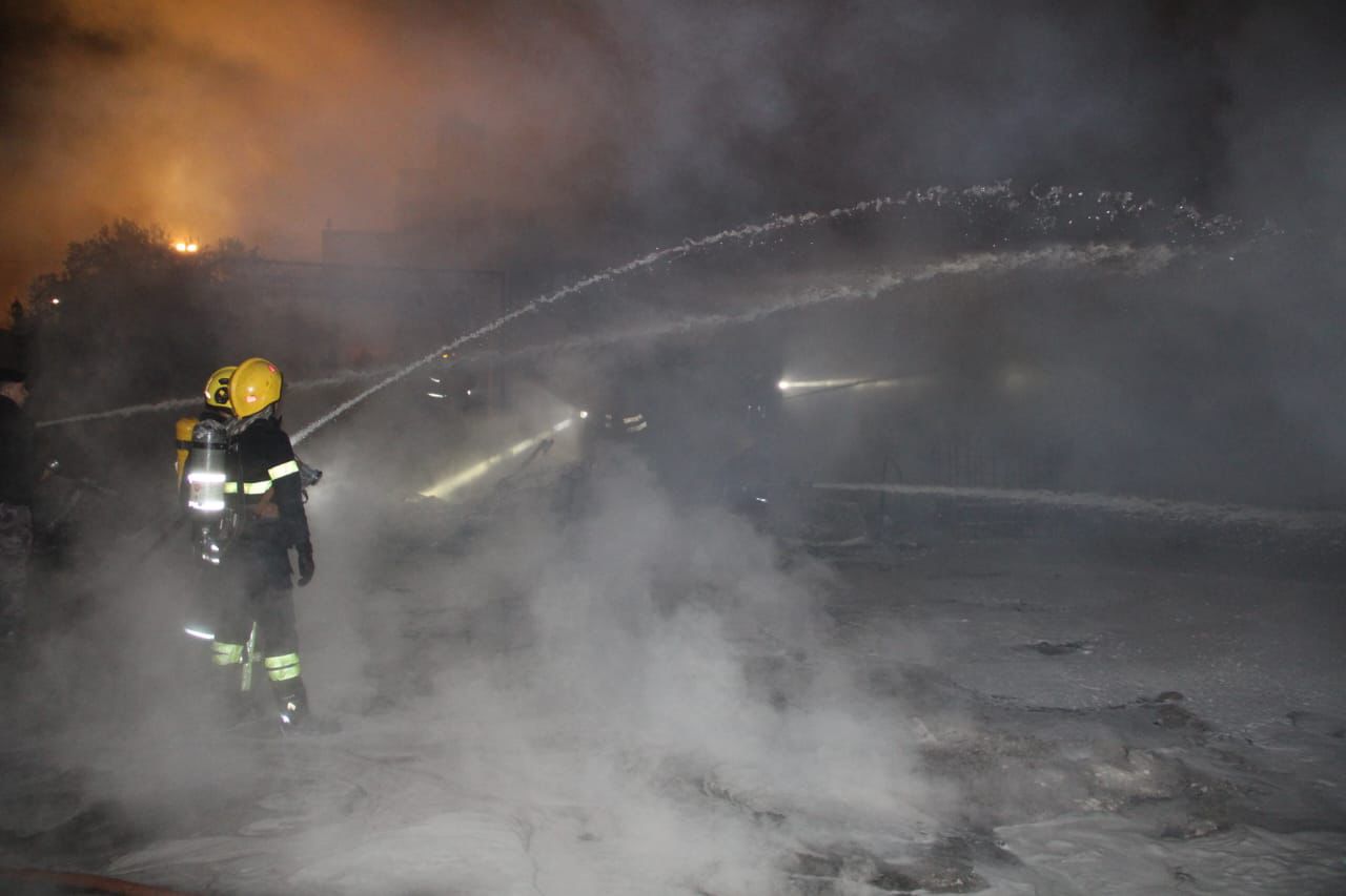 إخماد حريق شب في 3 صهاريج محملة بمواد نفطية بإربد