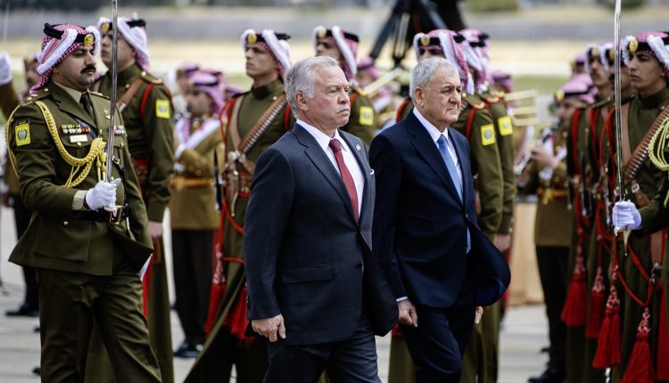الملك يستقبل الرئيس العراقي لدى وصوله المملكة