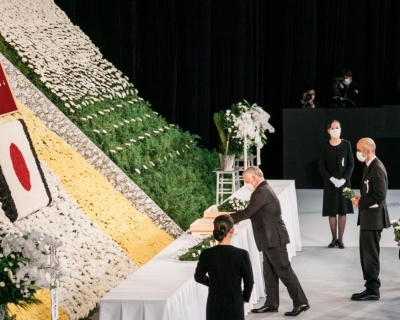 بالصور ... الملك يشارك في مراسم الجنازة الرسمية لـ شينزو آبي في طوكيو